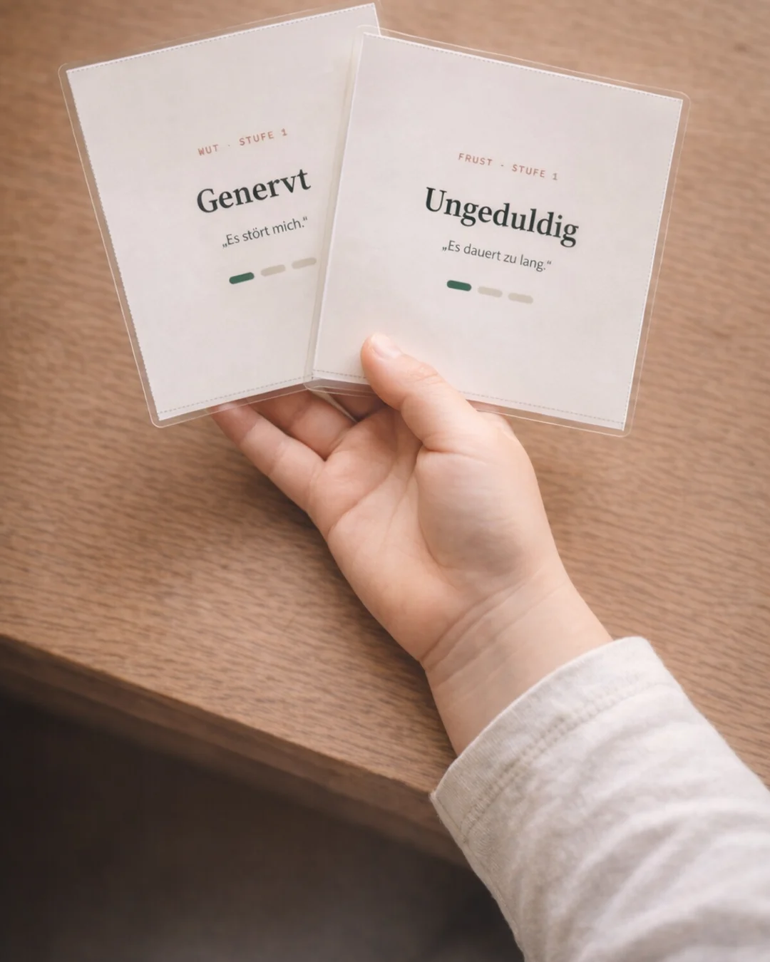 Laminierte Gefühlskarten, von Kinderhänden gehalten