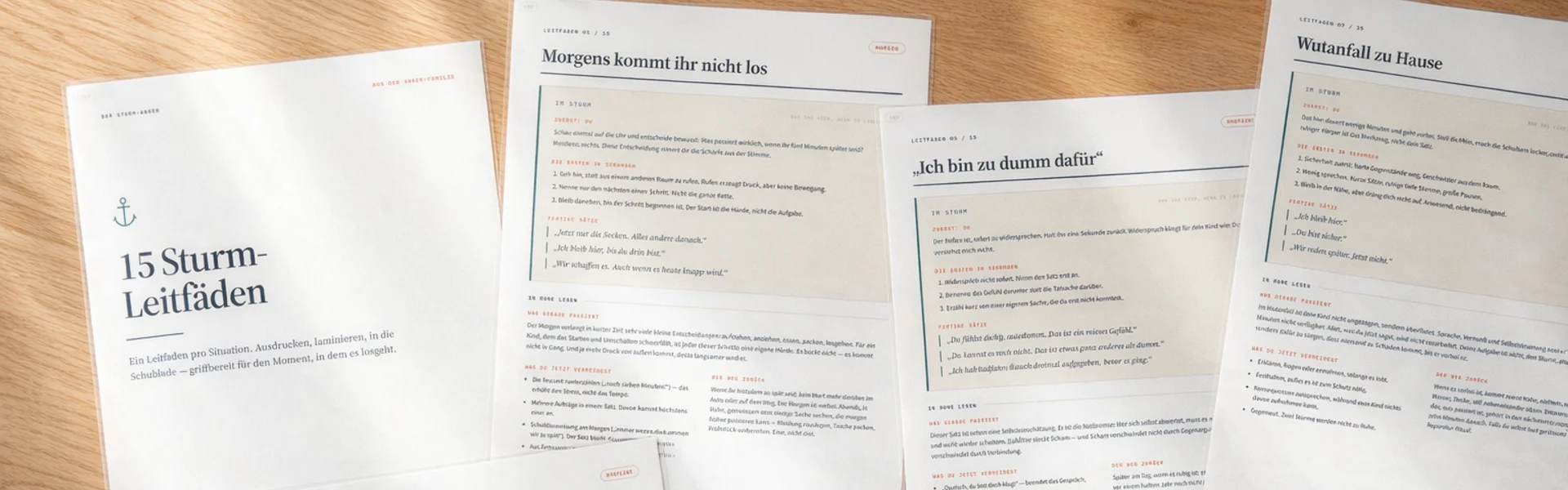 Ausgedruckte Sturm-Leitfäden, laminiert, auf einem Holztisch ausgelegt